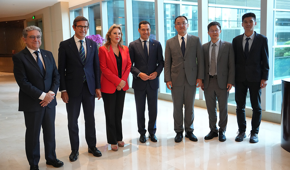 El presidente Juanma Moreno, acompañado por los consejeros de Economía, Hacienda y Fondos Europeos, Carolina España, y de Industria, Energía y Minas, Jorge Paradela, y del secretario general de Acción Exterior, Unión Europea y Cooperación, Enric Millo, junto a los representantes de la empresa Desay SV Automotive.